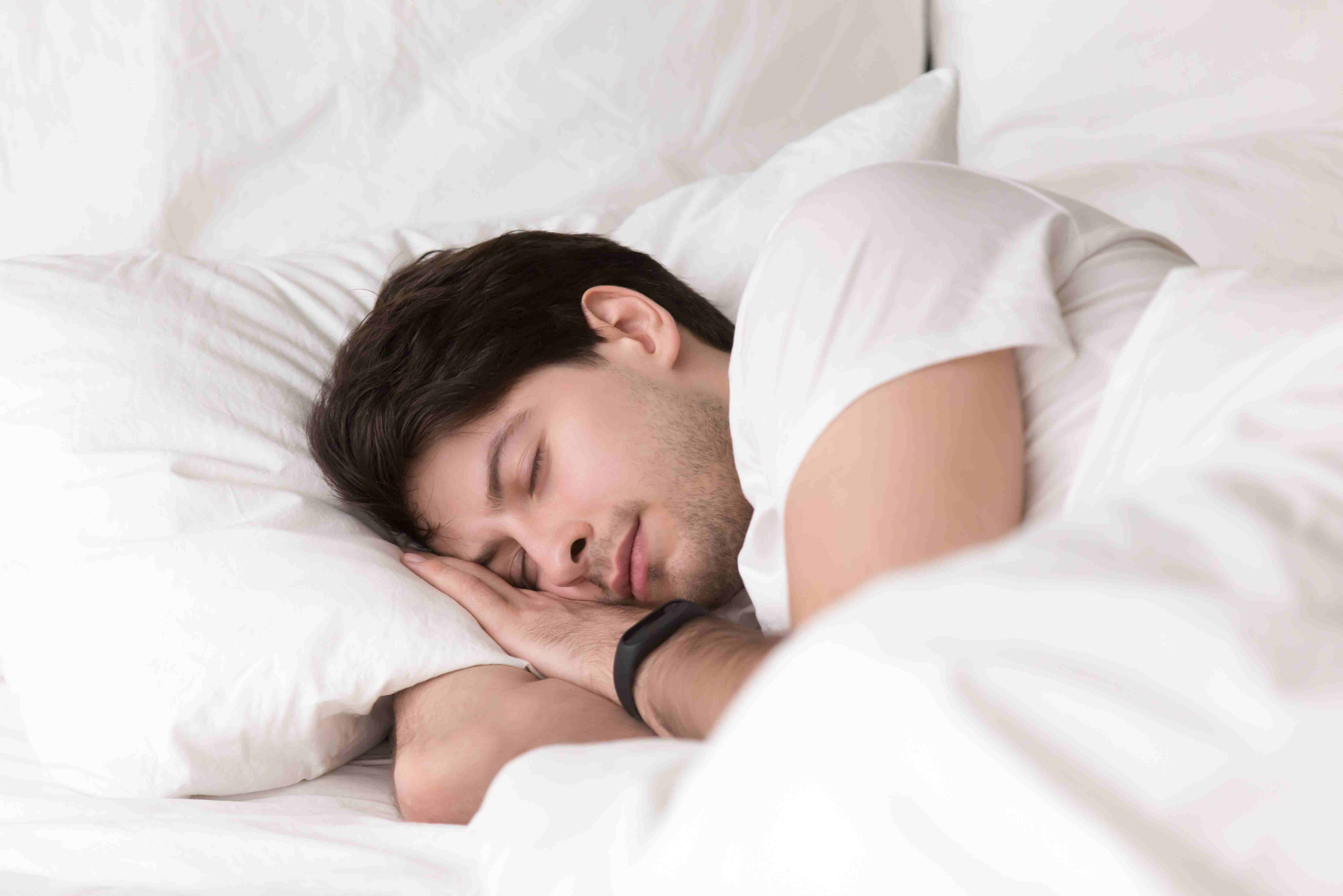 Фото спящие мужья. Спящий человек в кровати. Спящий мужчина.